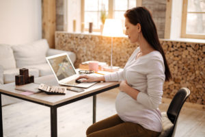 licencia por maternidad. mujer trabajando en laptop